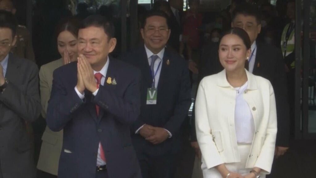 ちょっと健康診断に行ってくるとタイを出国したタクシン元首相、搭乗したプライベートジェット機は到着先のシンガポール手前で急旋回、着陸もせず健康診断もすっぽかして機はインド上空をそのまま通過。中東ドバイに到着する。自身が裁かれる最高裁判決を前にして、トンじゃったか？