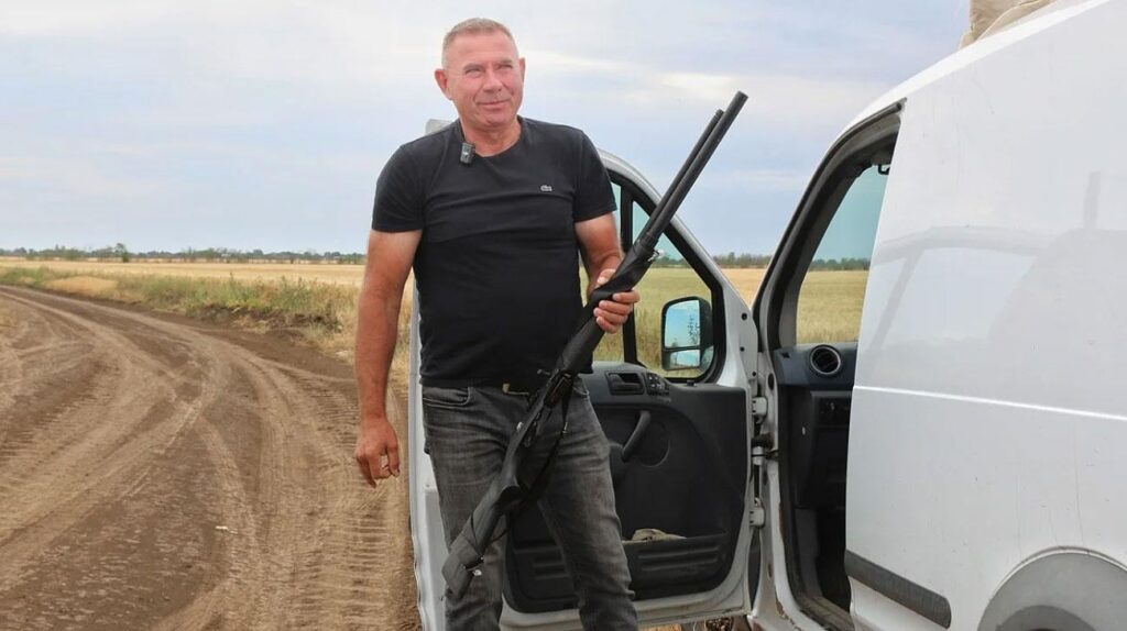 ロシアのドローンストライキは、ショットガンで畑を守ったカーソン農家を殺します