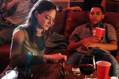 飲んでいる若者はコカインが「信念を超えて正常化された」