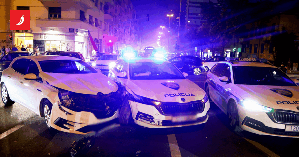 スプリットの警察官が赤を通り抜け、別の車にぶつかりました。 0.6 ppmを膨らませました