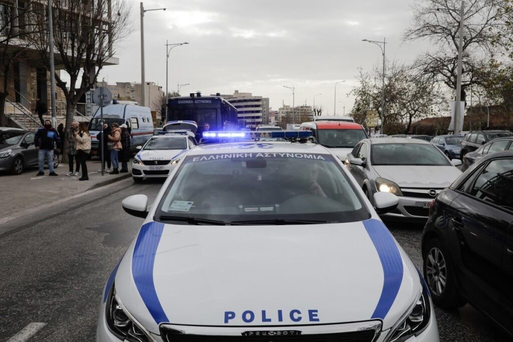 Xanthi：職務違反、違法保持、身体的危害のために警察官の逮捕