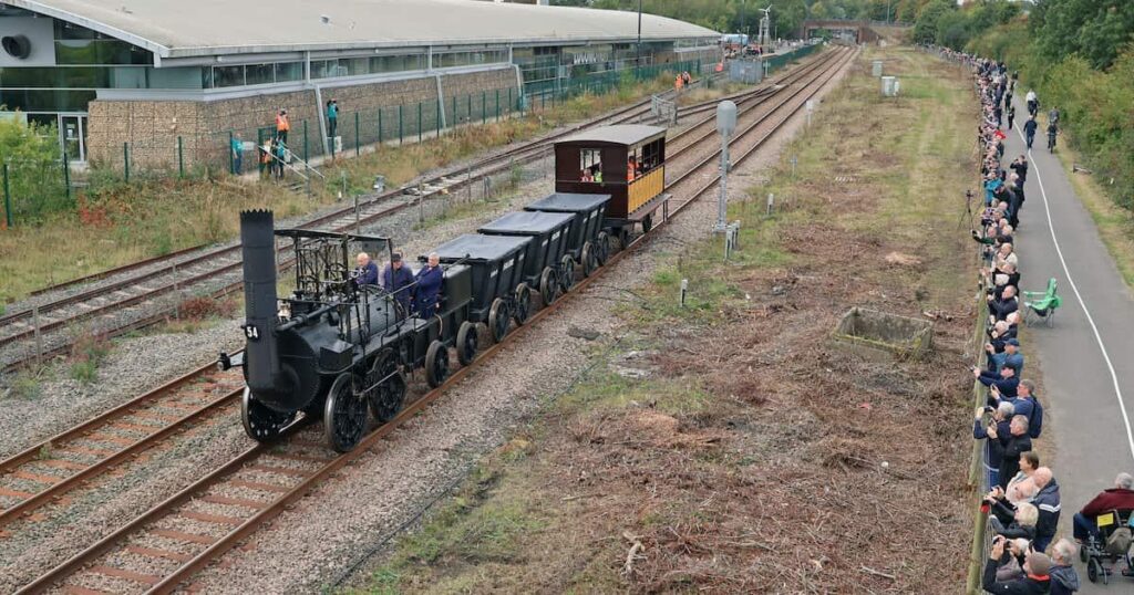 鉄道開業200年祝う 英にファン集結、SL運行 産業革命期、石炭運搬が目的