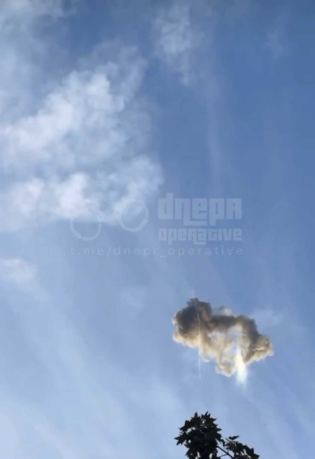 映像は、ロシアのドローンがドニプロ地域で撃downされていることを示しています。 20.09.2025