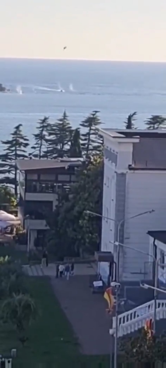 ロシアのチャネルは、Tuapse Oil製油所のオイル端子でのドローン攻撃と爆発を報告しています。ストライキは、硫黄含有量が高い燃料油、真空ガス油、ディーゼルが出荷されるオイル荷重桟橋に衝突したことが報告されています。 24.09.2025