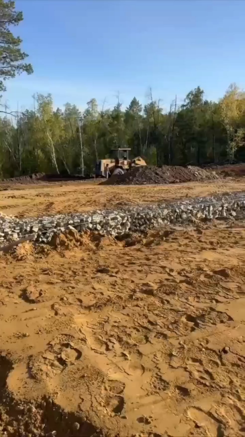ロシアのヤクツクでは、いわゆる「SVOヒーロー」の軍事埋葬地がグレーダーによって破壊されました。兄弟の墓を訪れに来た女性が、セクション全体が平らになっていることを発見しました。 「今、トラックは墓の上を運転します。これは普通ですか？」彼女はInstagramに書いた