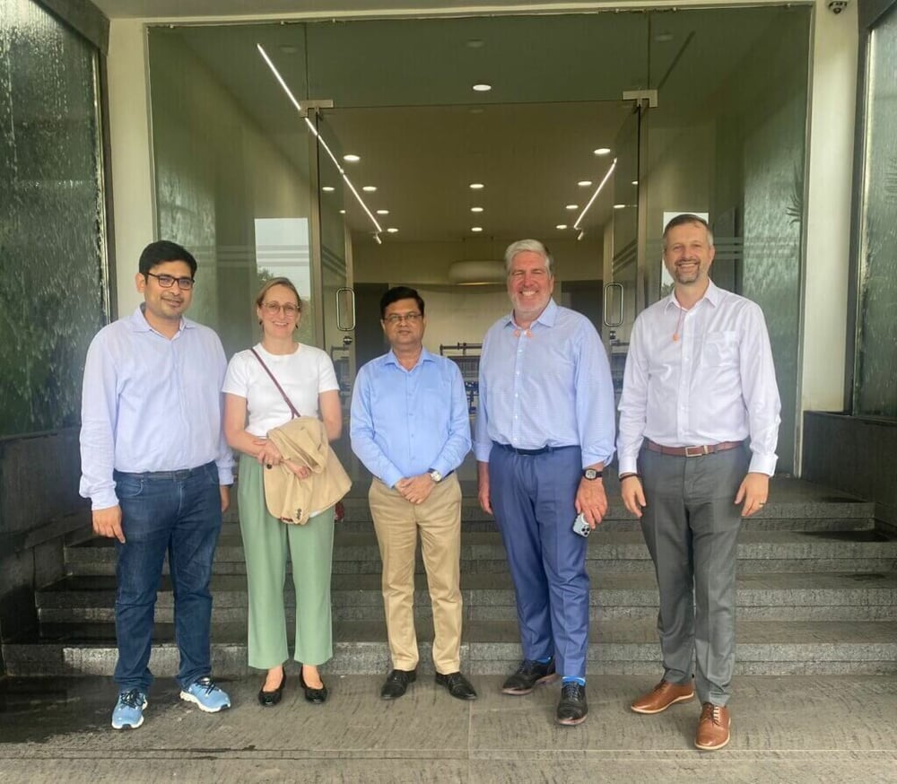 Arvind Limitedのサステナビリティ担当上級副社長Abhishek Bansal氏とCircのCEO、Peter Majeranowski氏。両社のチームに囲まれて