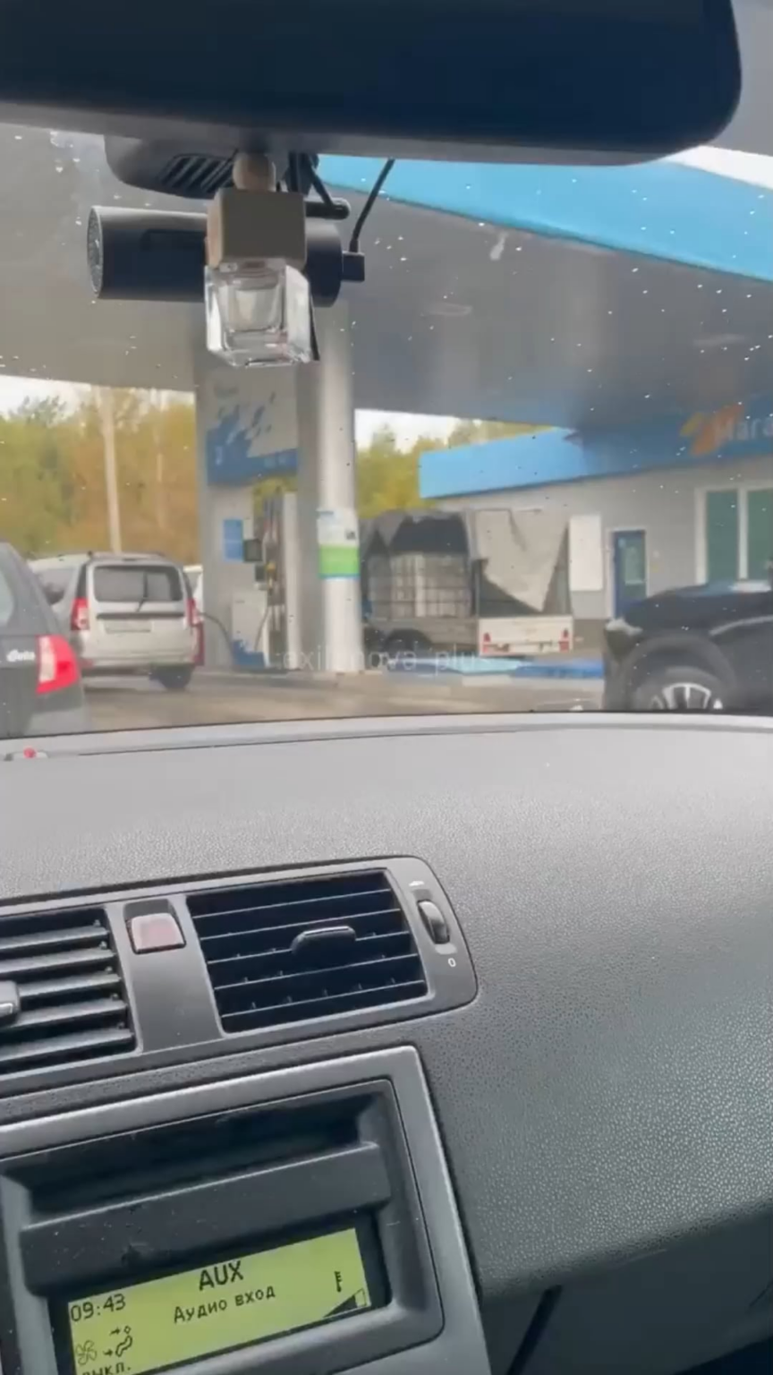 ロシアのガソリンスタンドのクライアントの映像は、ロシアのガス危機中の個人的な使用またはガス価格の推測のいずれかのために燃料を飼育しています。ロシアの燃料製油所に対する制裁と攻撃は結果を示しており、プーチン大統領の戦争機械を不自由にしています。