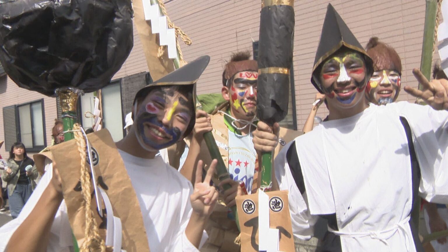 奇祭「ひょうげ祭り」が行われ地域の人たちが 奇抜な衣装と化粧で町を練り歩く　高松市 | KSBニュース | KSB瀬戸内海放送