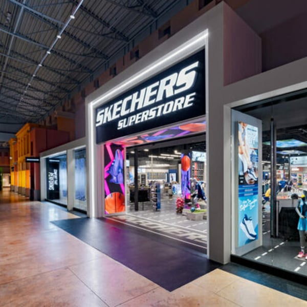 スケッチャーズが米国初のスケッチャーズ・パフォーマンスストアをオープン - FashionNetwork 日本