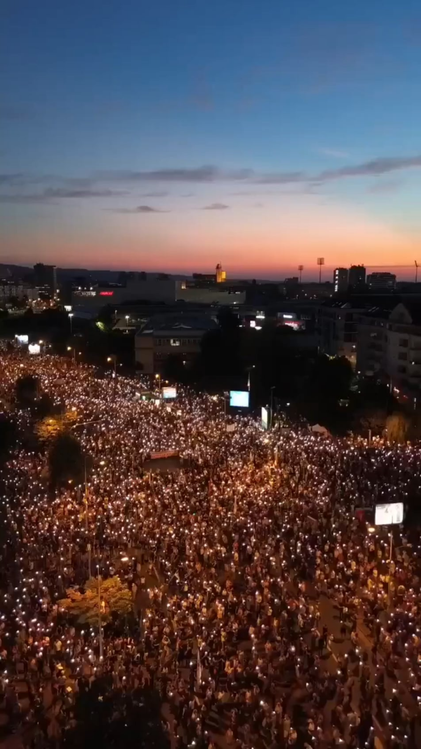抗議したセルビア人兄弟