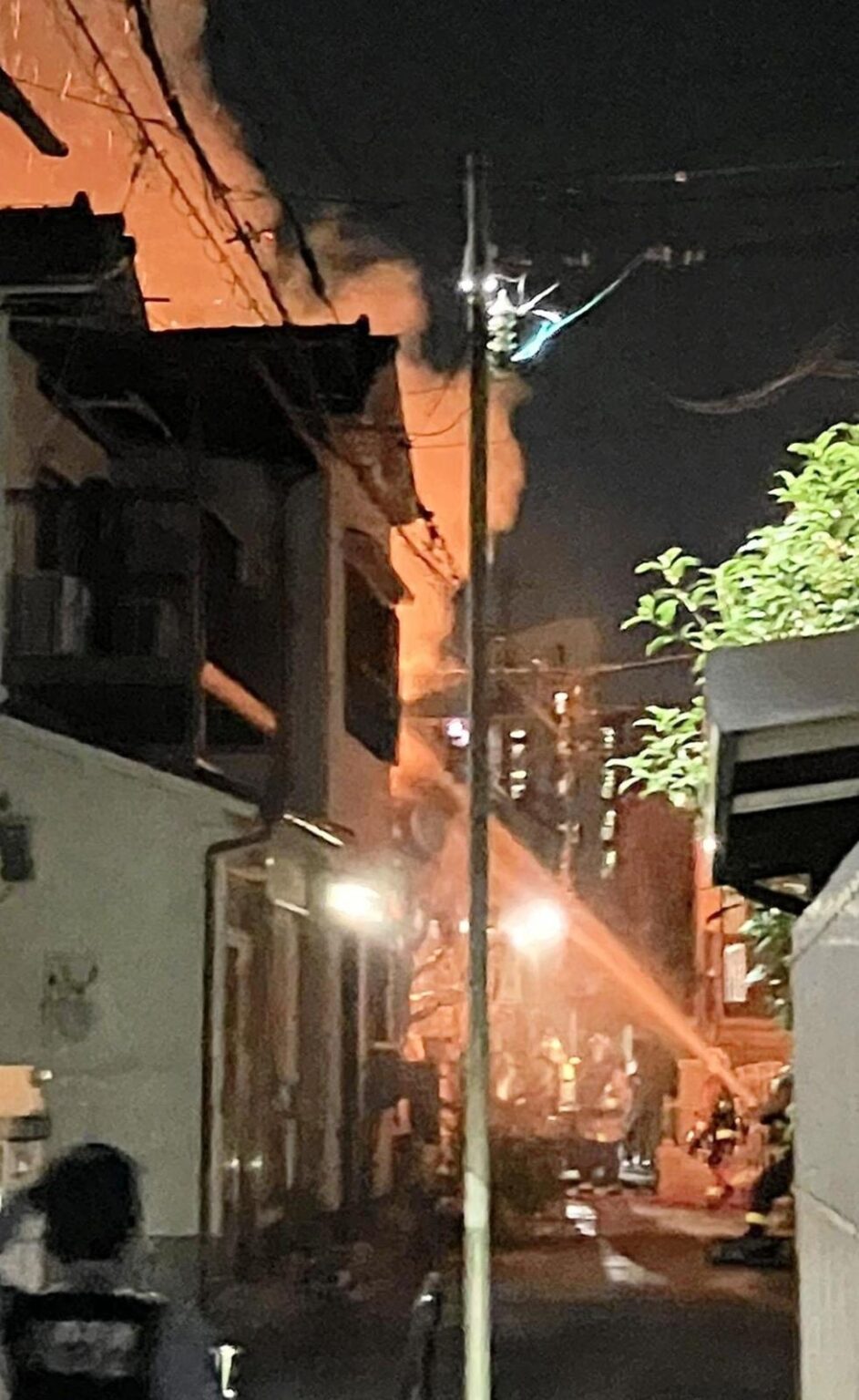 2階建て民家から出火、焼け跡から年齢性別不明の遺体 神戸・垂水の住宅街|事件・事故 - 神戸新聞