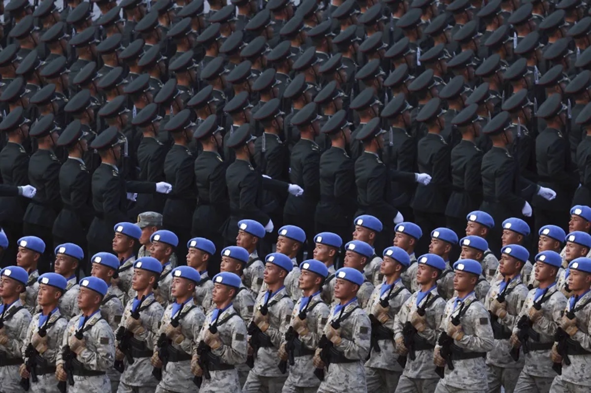 中国・北京の天安門前で行われた第２次世界大戦終結８０周年記念の軍事パレード＝３日/Alexander Kazakov/AP