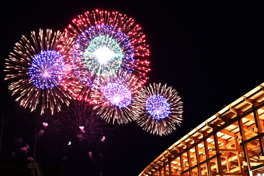 カラフルな花火が夢洲の夜空に（9月27日大阪・関西万博）
