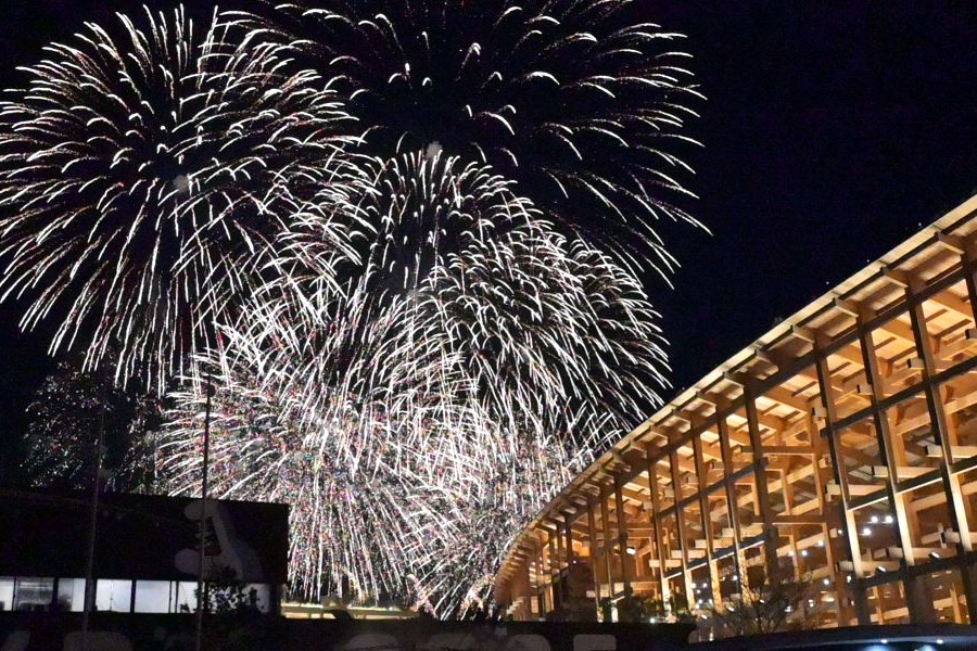 「万博」大輪の花火に歓声！大屋根リング越しの花火もうすぐ見納め | Lmaga.jp