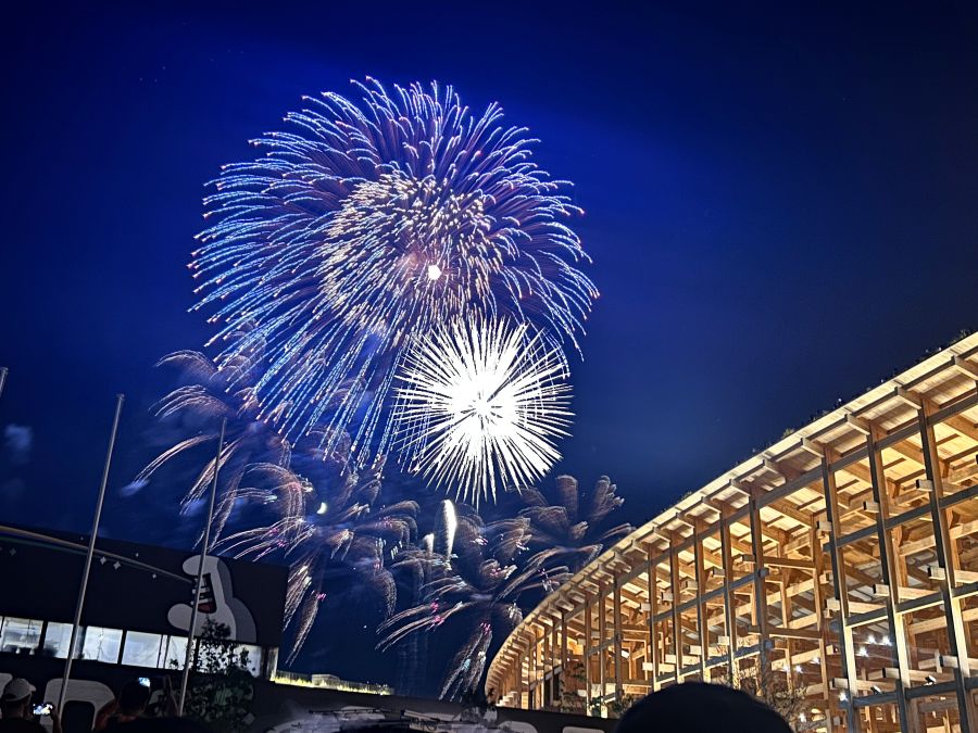 青い大輪の花火（9月27日大阪・関西万博）