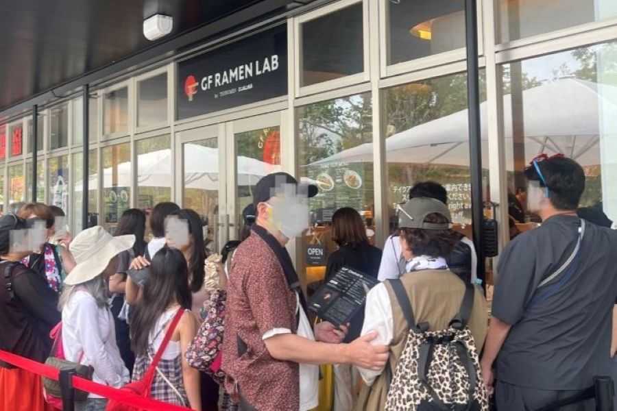 「ケンミン食品」の出店するGF RAMEN LAB 大阪・関西万博店店には列が