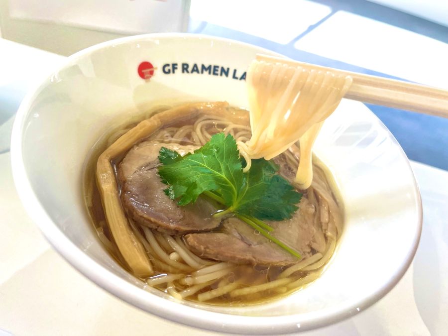 「ケンミン食品」によるグルテンフリーのラーメンは、万博にも出店している「GF RAMEN LAB」で連日好評