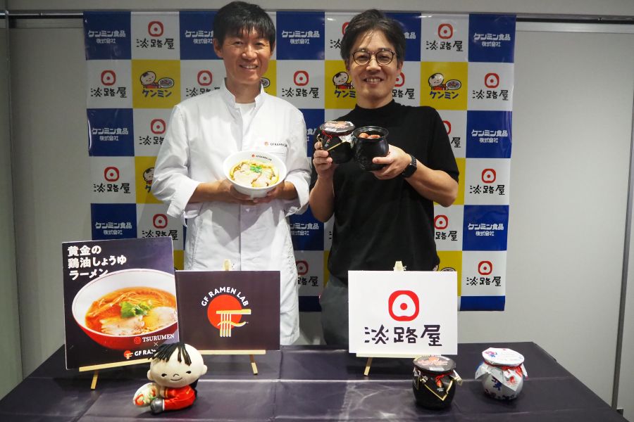 「新商品発表会」にて「ケンミン食品」代表取締役社長・高村祐輝さん（左）、「淡路屋」代表取締役副社長の柳本雄基さん（9月19日・神戸市内）