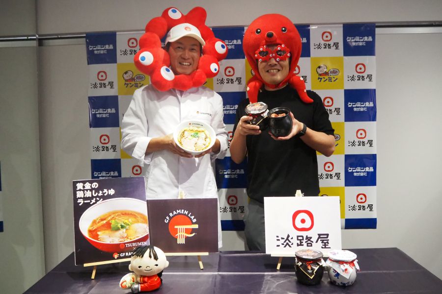 「新商品発表会」にてミャクミャクやタコ姿で会場を和ませた「ケンミン食品」代表取締役社長・高村祐輝さん（左）、「淡路屋」代表取締役副社長の柳本雄基さん（9月19日・神戸市内）