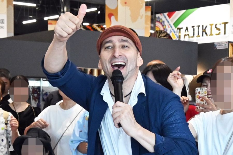 キューバダンスをレクチャーしてくれるのは陽気なエルメスさん（9月16日大阪・関西万博）