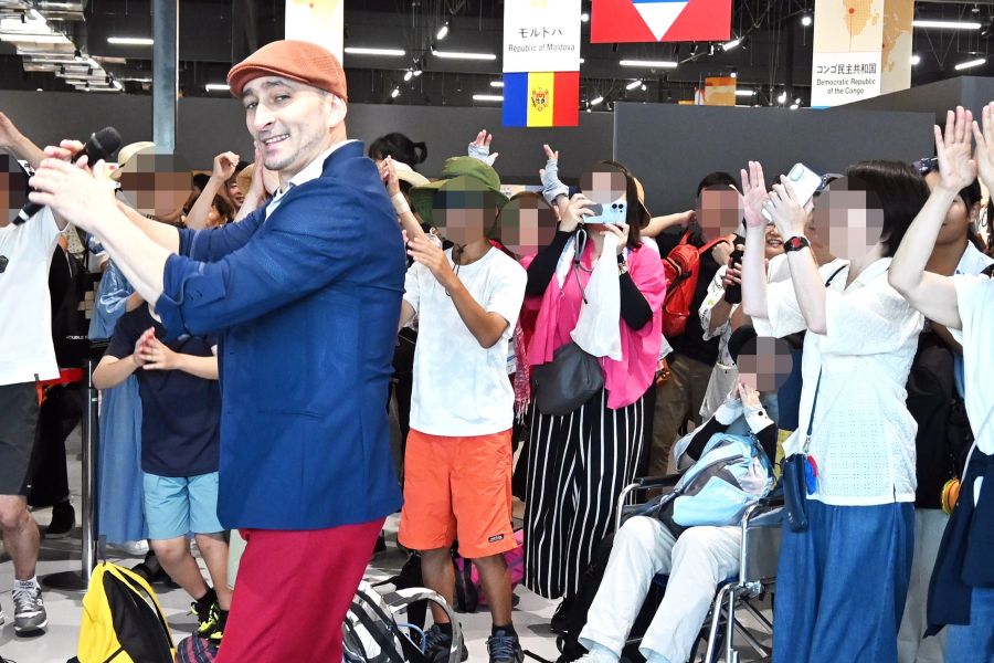 エルメスさんにあわせて参加者もダンス（9月16日大阪・関西万博）