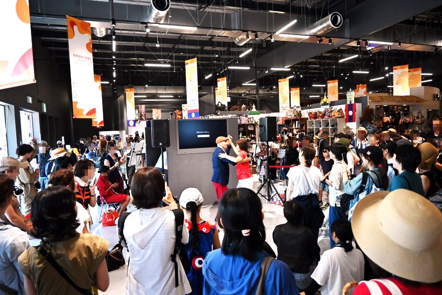 エルメスさんと参加者の代表が一緒にペアダンスを披露（9月16日大阪・関西万博）