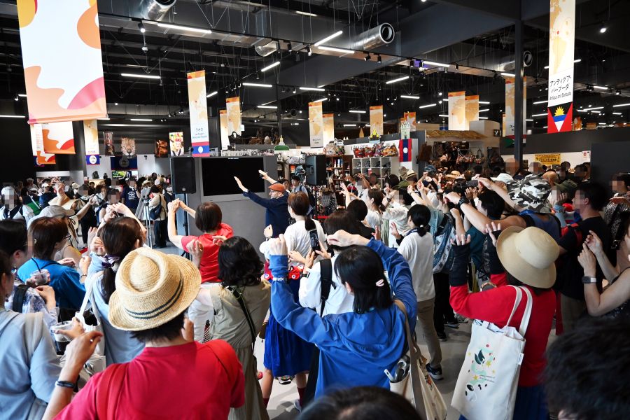エルメスさんにあわせて参加者もダンス（9月16日大阪・関西万博）