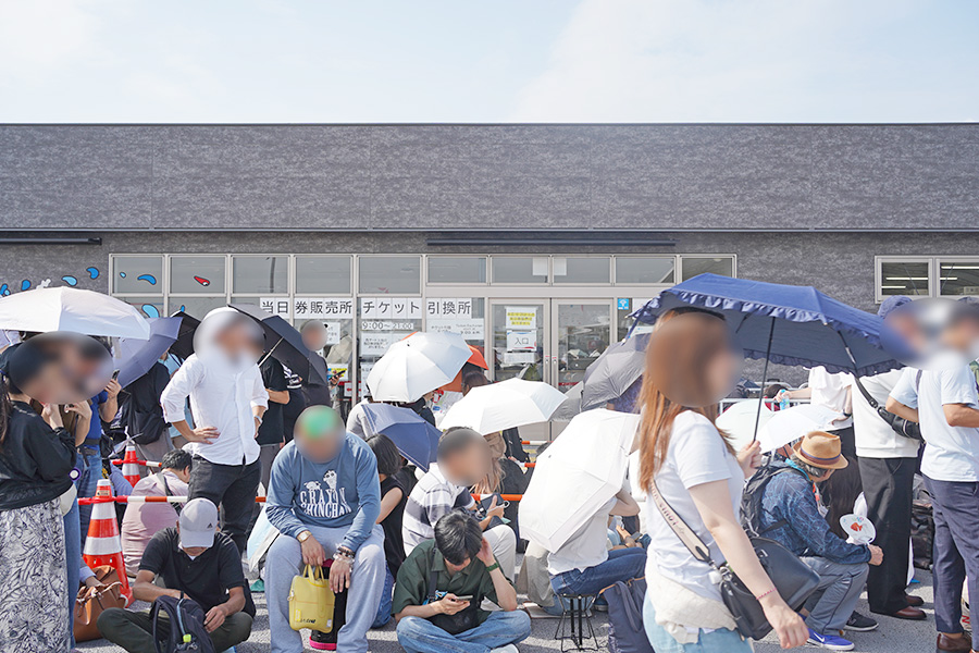 『大阪・関西万博』会場外で「記念チケット」を販売している「東ゲート前チケット引換所」外観（9月26日10時／Lmaga.jp撮影）