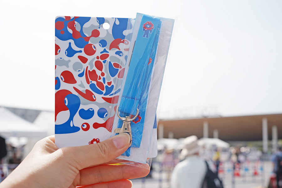 買えた！硬化カードの「記念チケット」のほか、ミャクミャクのストラップが付いてくる（9月26日／Lmaga.jp撮影）