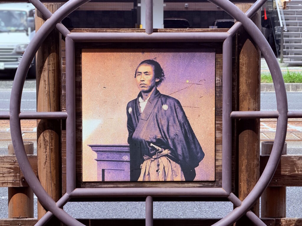 【高知市】坂本龍馬生誕190周年!2025年に訪れたいイベントや企画展まとめ | 号外NET 高知市 高知市上町にある坂本龍馬生誕の石碑bの周辺の様子