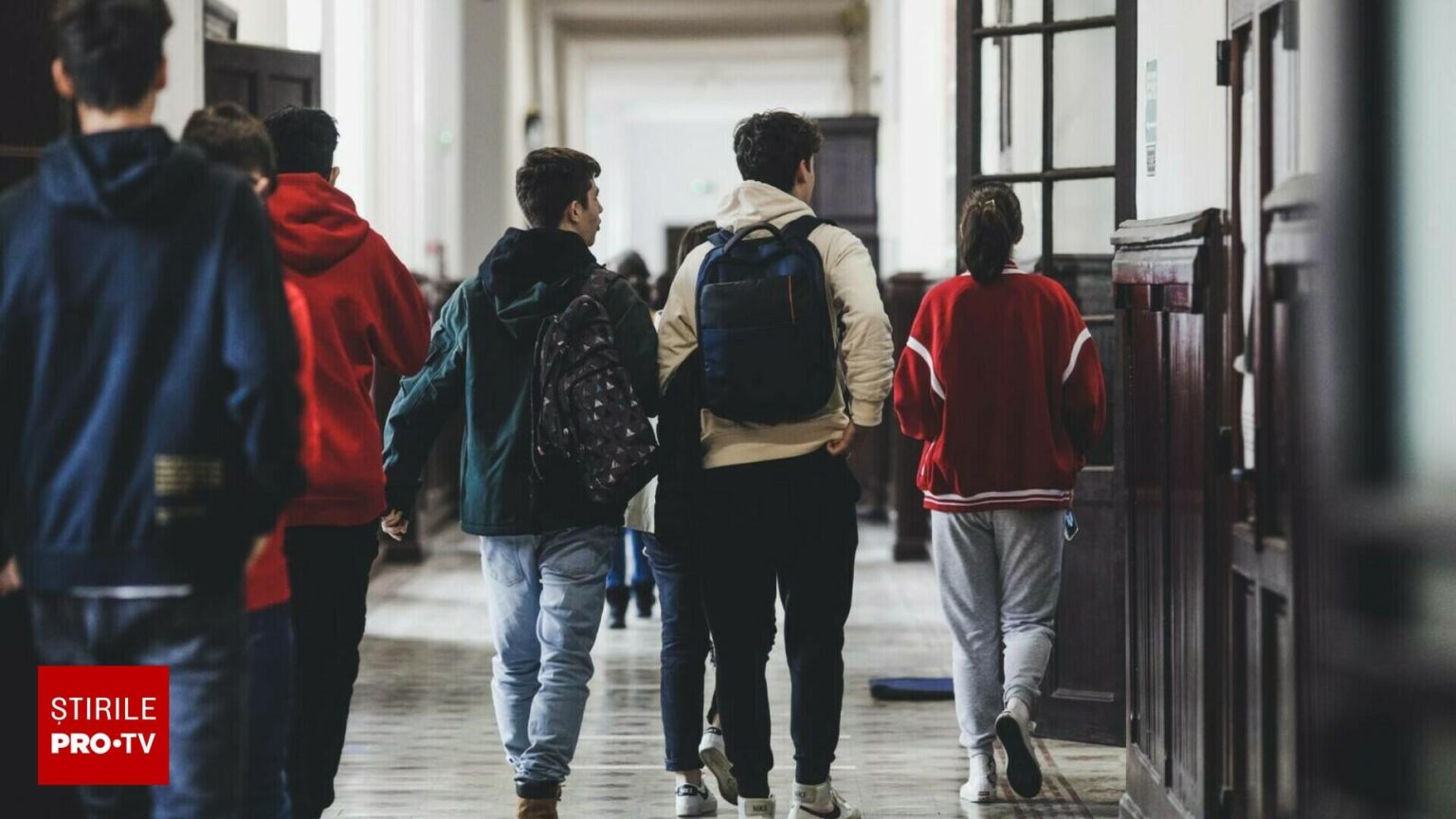 学年の初めに驚くべき研究。 15〜16歳の学生の80％はアルコールを飲み、半分煙を飲み、25％が愚か者にプレーします