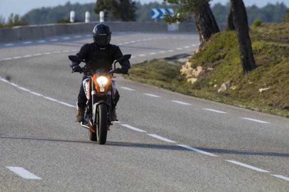 酔ったイギリス人バイク運転手がスイスのゴッタルドトンネルで47台の車を追い越す - ガゼタ・エクスプレス
