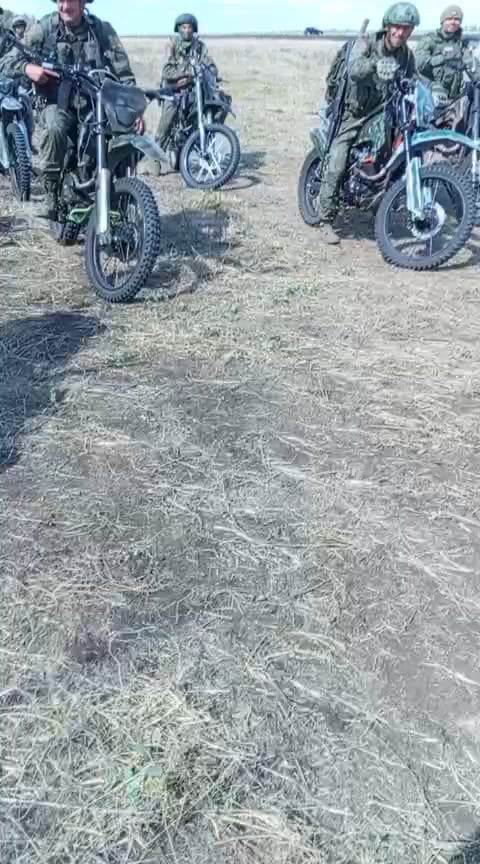 バイクに乗っているロシアの占有者は、彼らの親relativeが玉ねぎの袋を手に入れることができるように、彼らの死に乗る準備ができています