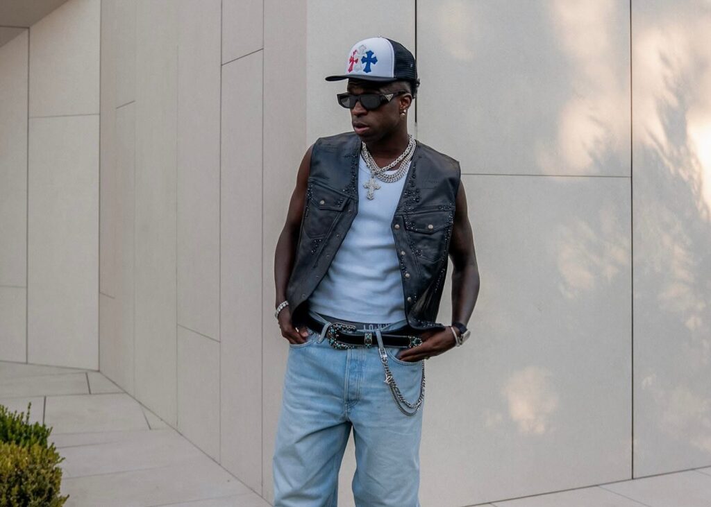 ヴィニシウス、“闇落ちコーデ”が話題に！黒ベスト＆サングラス姿にファン熱狂 | 話題の投稿 | スポーツブル (スポブル)