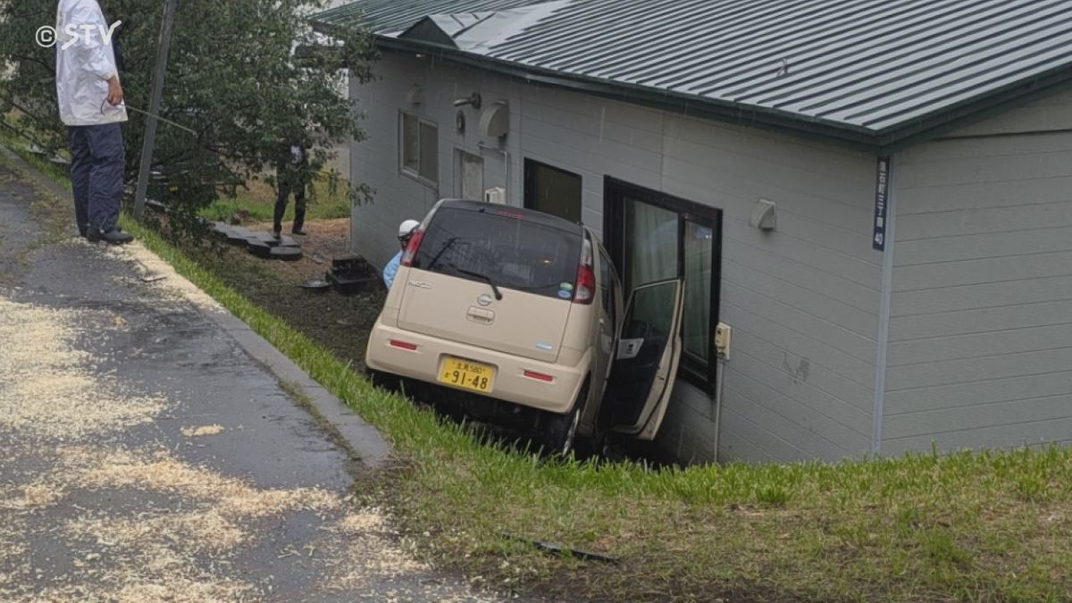【速報】軽乗用車が住宅に突っ込む「横から出てきた車を避けようと…」女性運転手けが　北海道紋別市