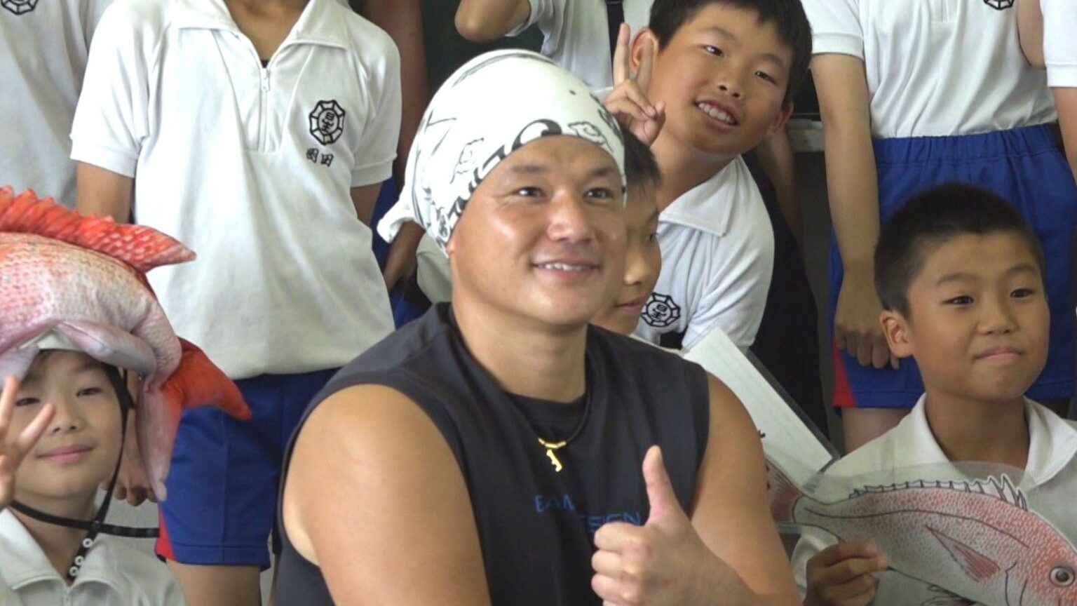 人気YouTuber「小豆島の漁師はまゆう」が母校で出前授業 児童に地元でとれる魚やおいしい食べ方伝える 香川 | KSBニュース | KSB瀬戸内海放送 人気YouTuber「小豆島の漁師はまゆう」が母校で出前授業 児童に地元でとれる魚やおいしい食べ方伝える 香川 | KSBニュース | KSB瀬戸内海放送