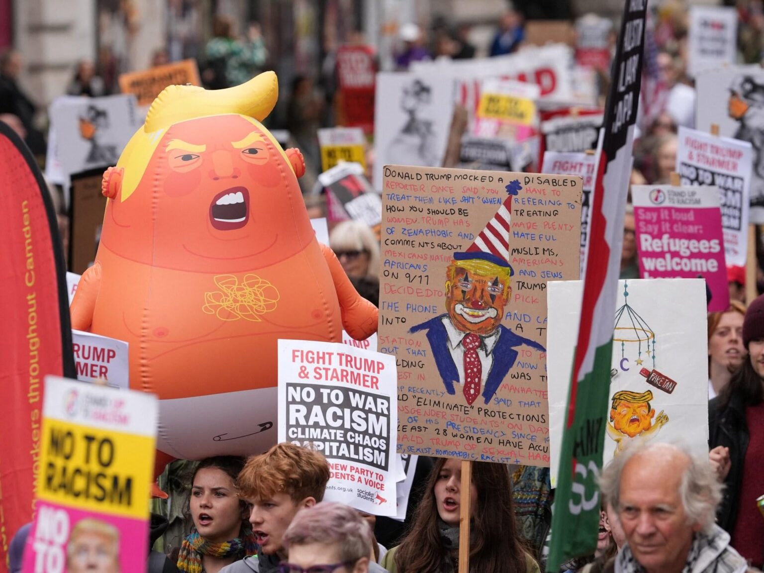 イギリスの抗議者は「人種差別には、トランプにはいない」と言います