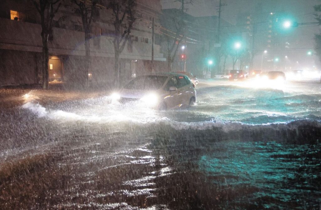 大雨により冠水した三重県四日市市内の道路＝12日午後10時22分