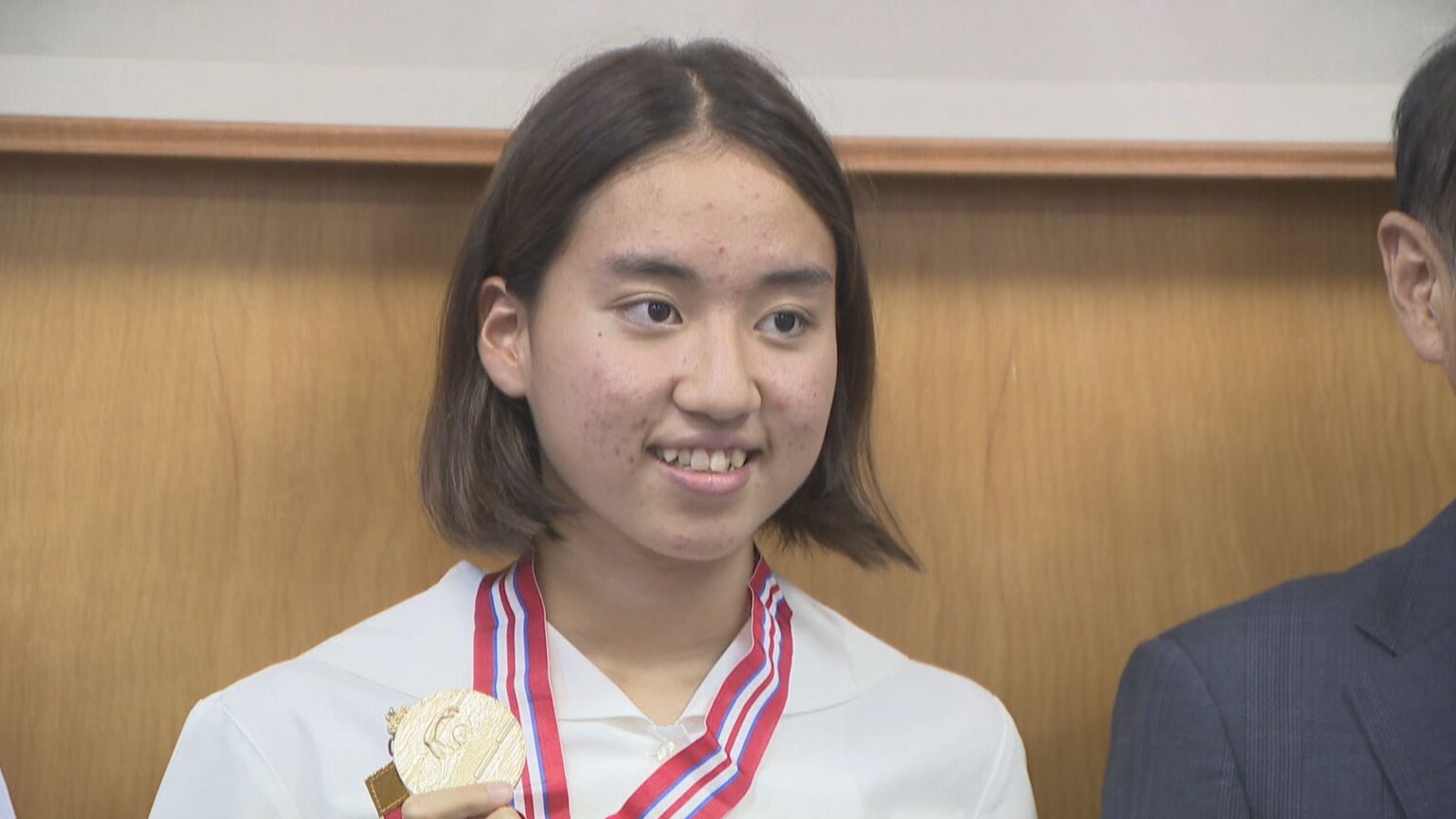 全中・競泳女子背泳ぎ100mで優勝　京山中学校2年の森優さんが岡山市長に報告 | KSBニュース | KSB瀬戸内海放送