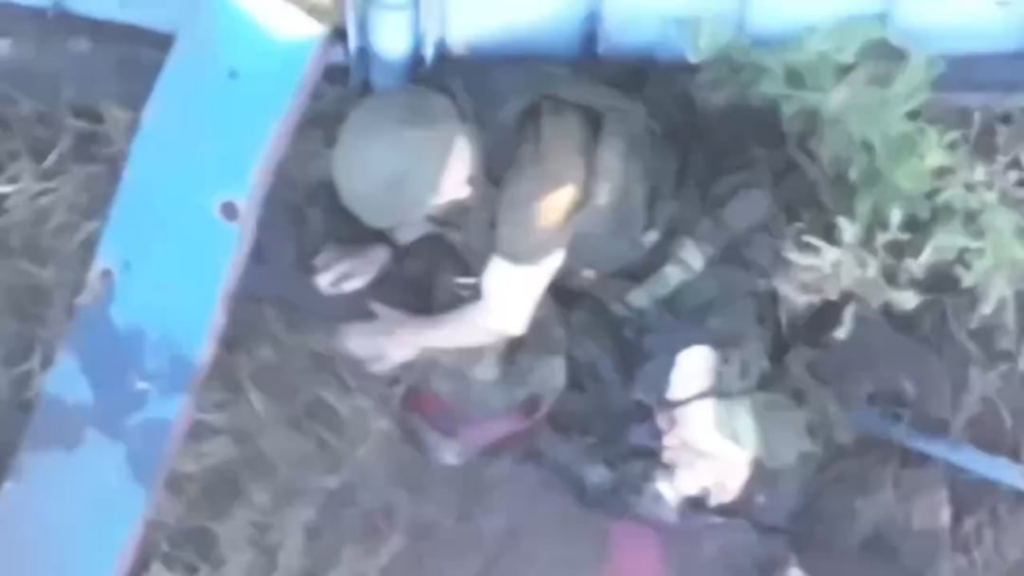 NSFW。ロシアの攻撃トルーパーは、Vovchansk近くのドローンドロップに両足を失います。彼はつま先を探しているように見え、あきらめて、代わりに頭を撃ちます。アレスグループ、第57旅団。 2025年9月。