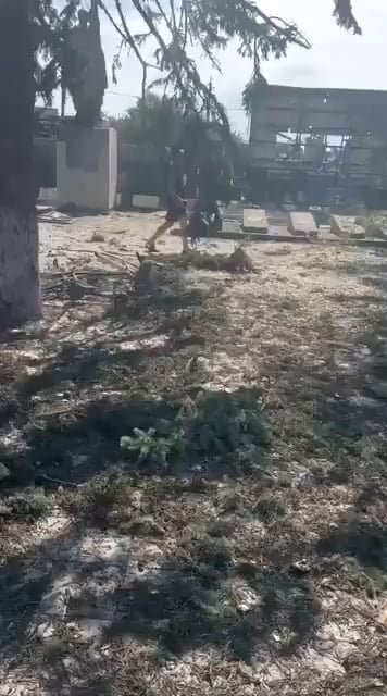ドネツク・オブラストのヤロバ村の民間人に投げ込まれたロシアの爆弾の余波の映像。彼らは年金が発行された瞬間を待っていました。ゼレンスキー大統領室によると、死者数は20人以上です。