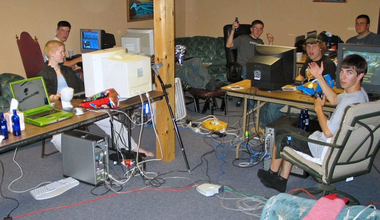 古き良きLAN Party Times（1993-1995）を覚えている人は何人ですか？私たちはインターネットやモダンなゲームを持っていませんでしたが、それはとてもエキサイティングでした。