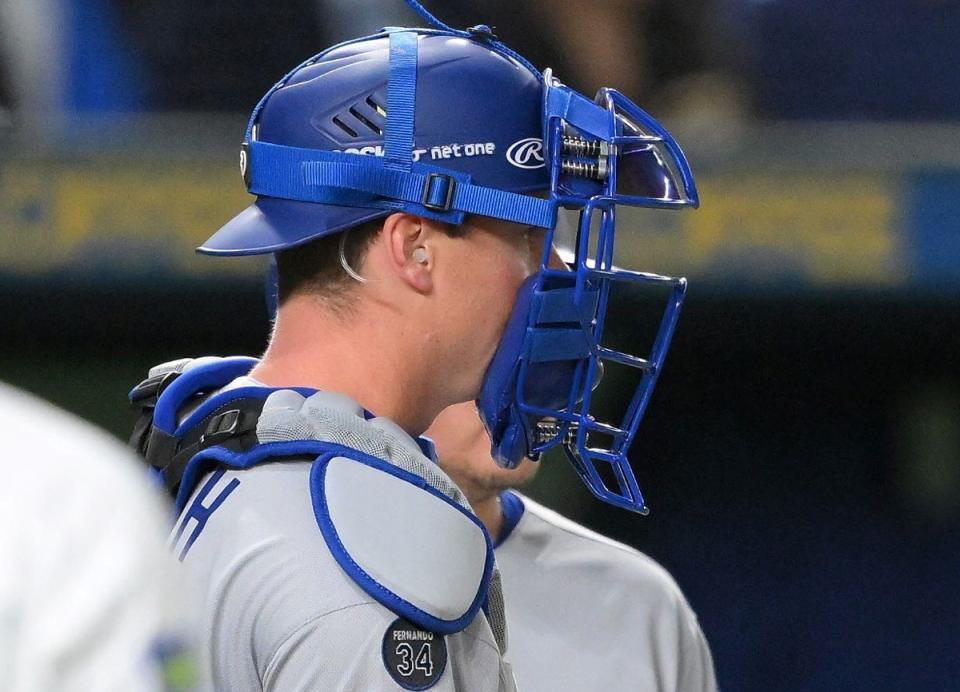 ドジャースに激震 ウィル・スミスがアクシデントで途中交代 ファウルチップが右手を直撃 球団は「右手の打撲」と発表 - デイリースポーツ