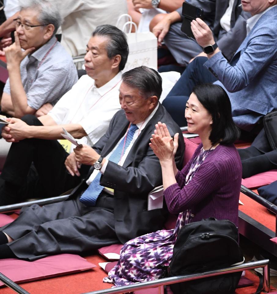才色兼備の横審委員にＳＮＳ沸く 取組に拍手で応援する姿「めっちゃ拍手してる。可愛い」「女優の紺野美沙子さんもうれしそう」 - デイリースポーツ