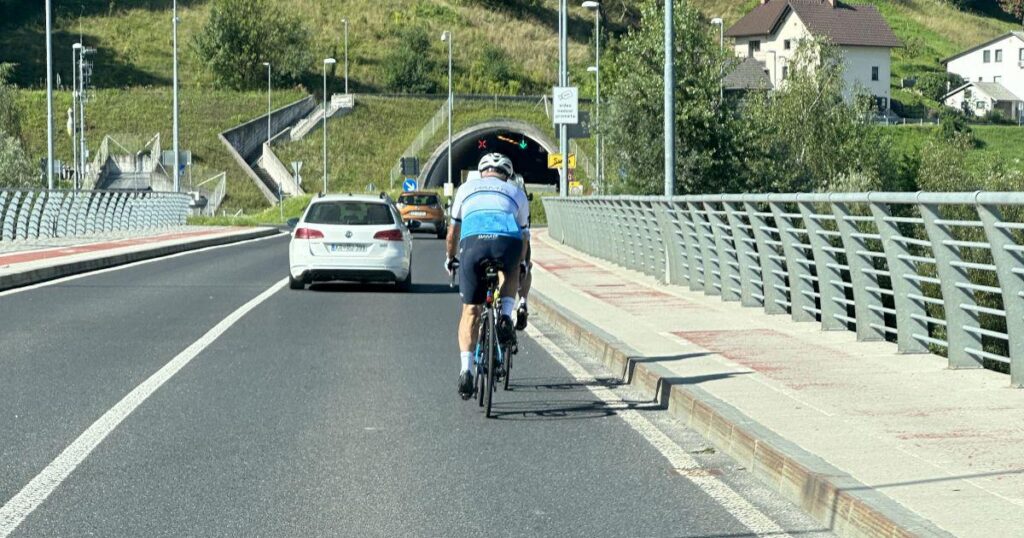 彼らは自転車の車線を持っていますが、道路を運転しています。どんな罰が彼らを待っていますか？