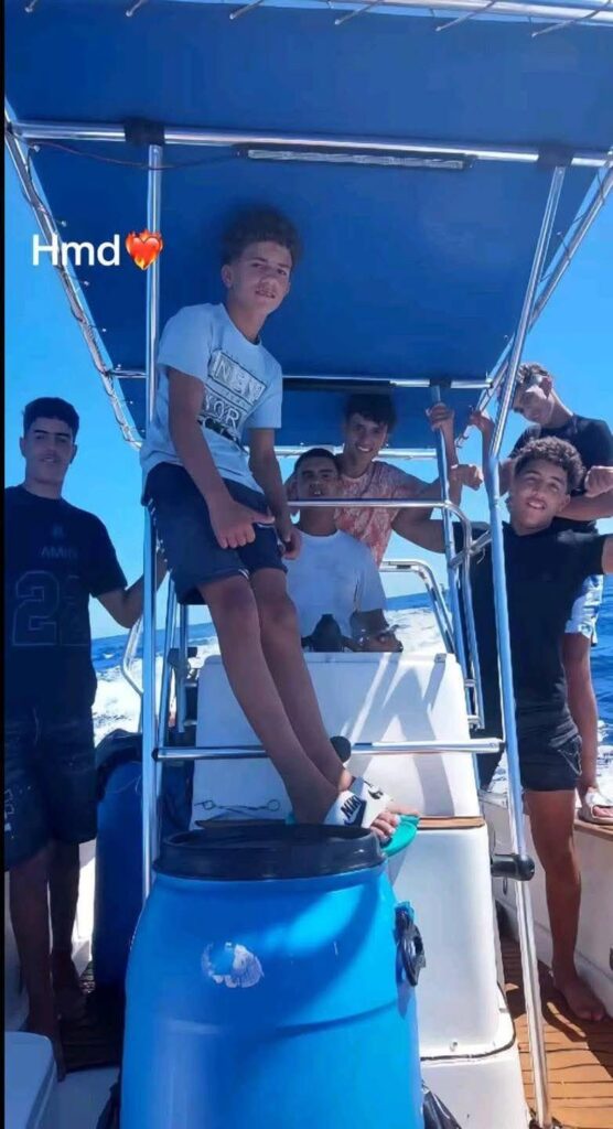 最も奇妙な移民プロセス.7子供たちはボートを盗み、スペインに移住しました