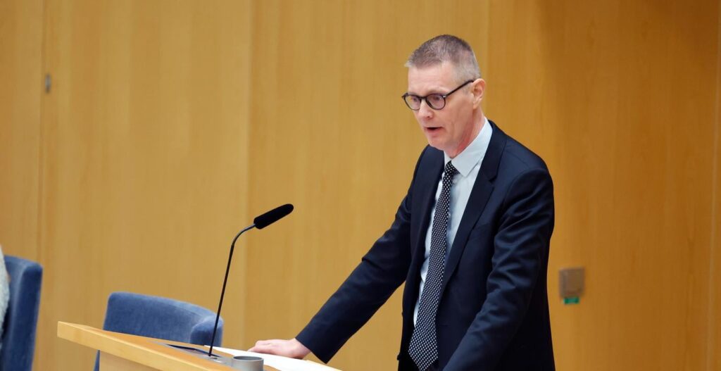 Mattias Karlsson（M）は、人々のグループに対する扇動のために報告されています