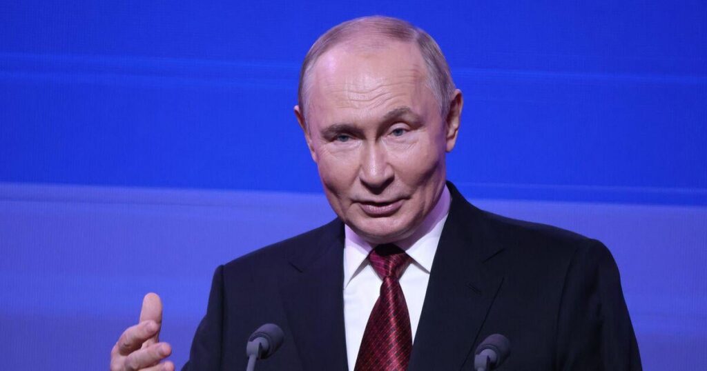 プーチンの肖像画スタントのために、猫の暴動のメンバーは欠勤で8〜13年の刑を渡しました