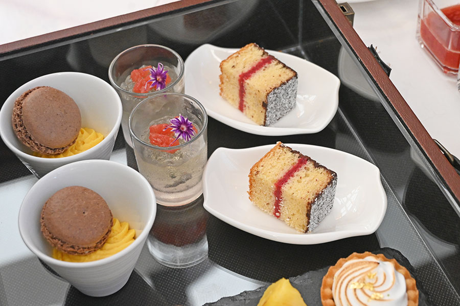 「ラミントン」（写真右）は、ジャムを挟んだスポンジケーキを、チョコレートでコーティングし、ココナッツをまぶしたオーストラリアのスイーツ