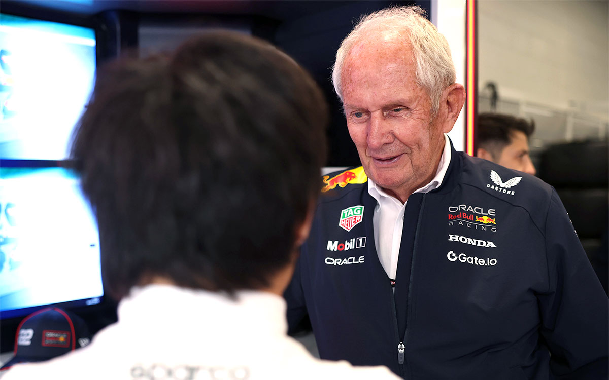 角田裕毅（レッドブル・レーシング）と話をするレッドブルのモータースポーツ・アドバイザーを務めるヘルムート・マルコ、2025年7月4日(金) F1イギリスGP（シルバーストン・サーキット）